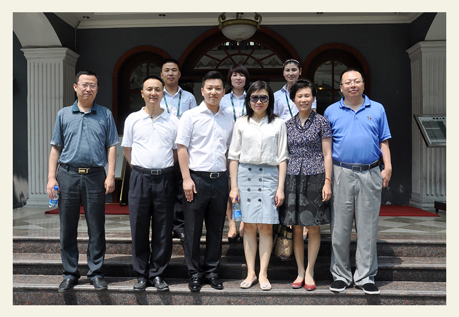 成都市副市長(cháng)田蓉（右三）與千川木(mù)業集團總經理(lǐ)駱柏韬（左三）成都基地合影留念